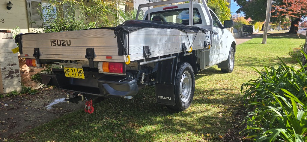 Clean Isuzu trade ute with tray after detailing